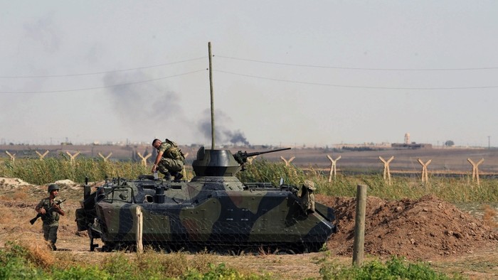 Xe tăng Thổ Nhĩ Kỳ triển khai trên biên giới với Syria